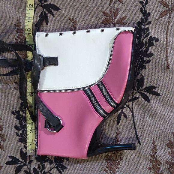 Insanely Fashionable Purse - Picture 4 of 4